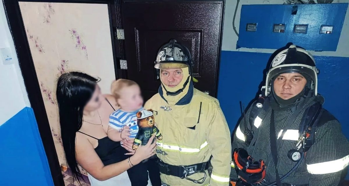 В Каргате пожарные через окно попали к годовалому ребёнку в запертой квартире