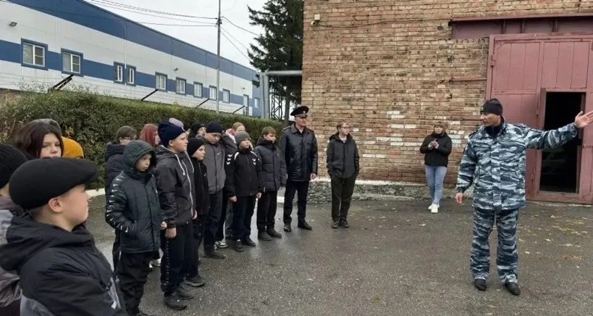 Школьники увидели, как кинологи и служебные собаки работают одной командой