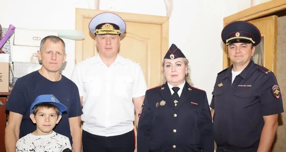 Андрей Кульков поздравил восьмилетнего Кирилла с Днём знаний и подарил рюкзак и мяч