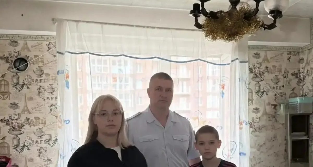В Новосибирске полицейский подарил 11-летнему Алексею набор канцелярии к школе