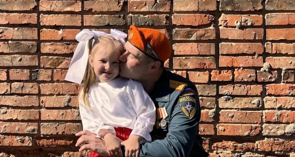 Спасатели МЧС в Новосибирске на службе спасают людей, а дома обнимают детей